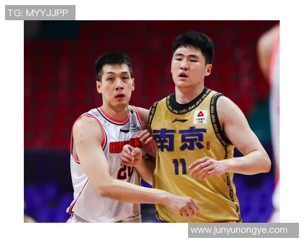 南京足球队以57分稳居联赛积分榜首位追赶者仍在奋力追逐