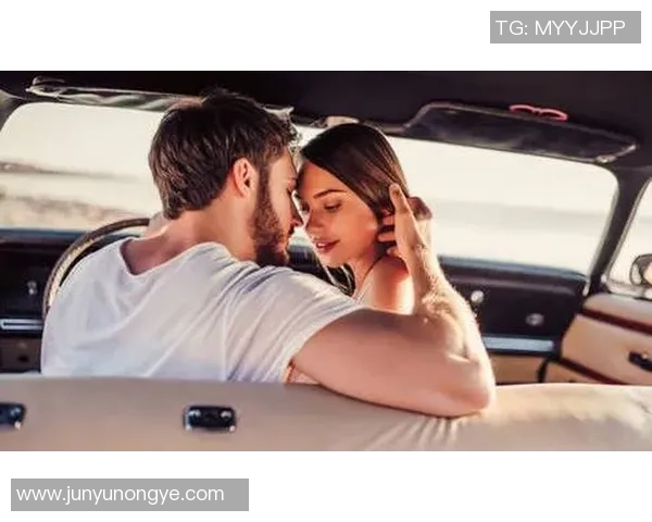 女星与足球明星的甜蜜瞬间揭秘她们的爱情故事与精彩瞬间