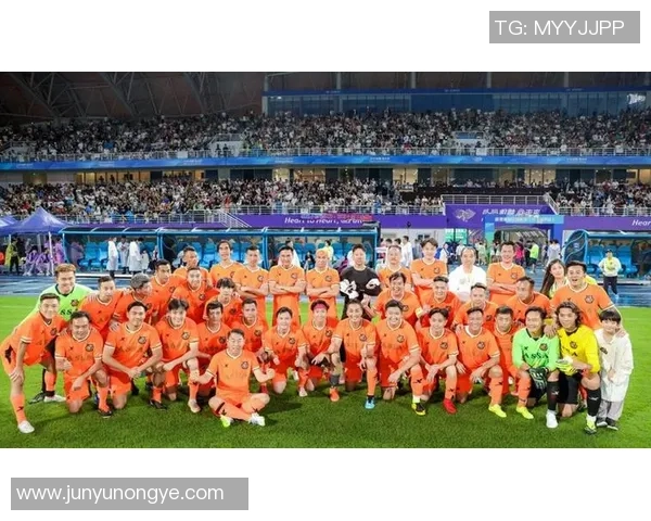 屡创佳绩的足球明星背后的奋斗故事与荣耀时刻